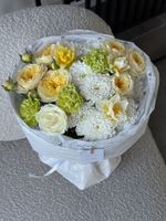 Букет из кустовых пионовидных роз, диантусов и нарциссов и хризантемы