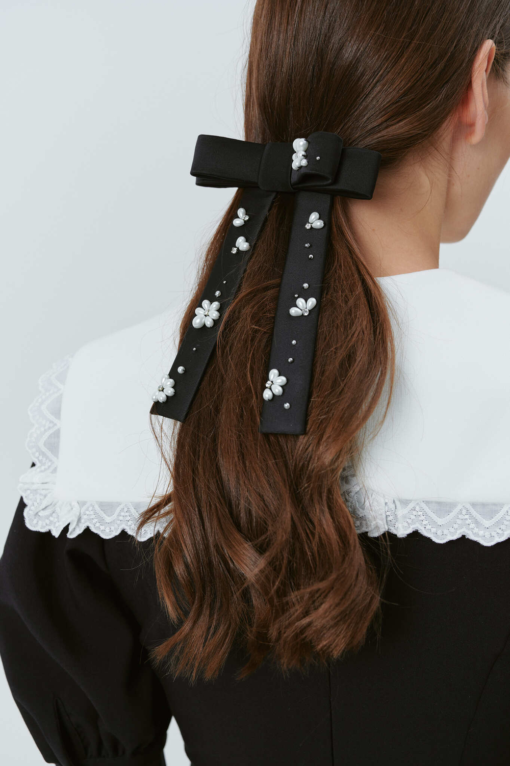 Шелковый бант с жемчужным декором