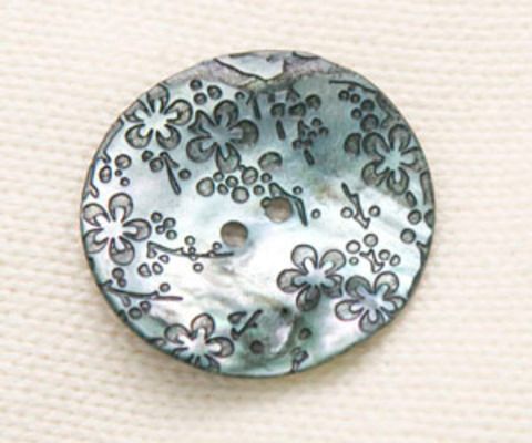 Пуговица перламутровая круглая серо-голубая с серыми цветами, 34 мм