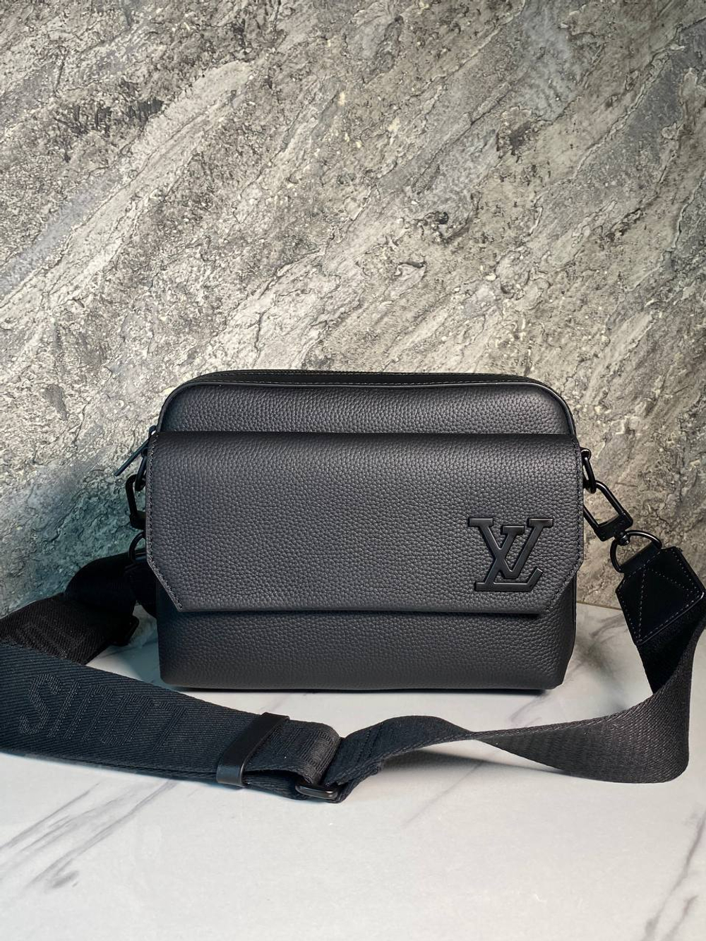 Сумка-мессенджер Louis Vuitton
