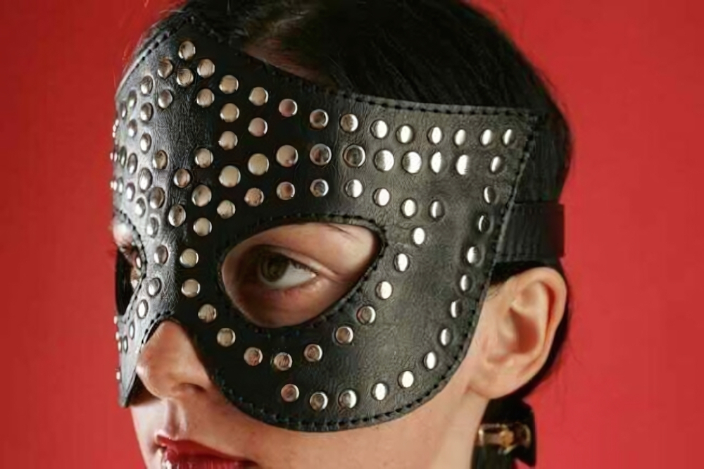 Маска-очки кожаная черная с заклепками (Цвет: черный, серебряный)