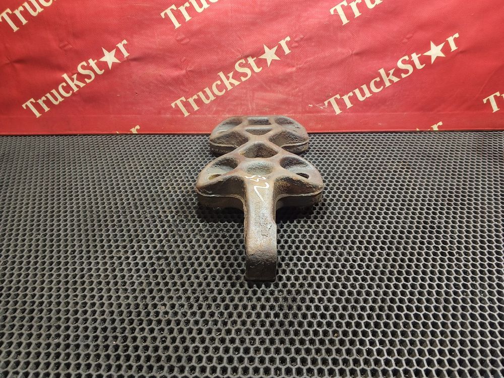 Кронштейн заднего амортизатора левый