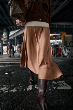 ZARA АТЛАСНАЯ ЮБКА МИДИ, МЯГКИЙ КАШТАНОВЫЙ