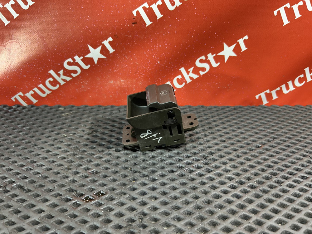 Кнопка ручного тормоза