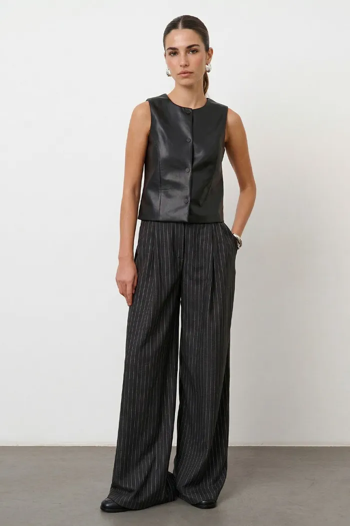 Жилетка из экокожи в минималистичном стиле черного цвета