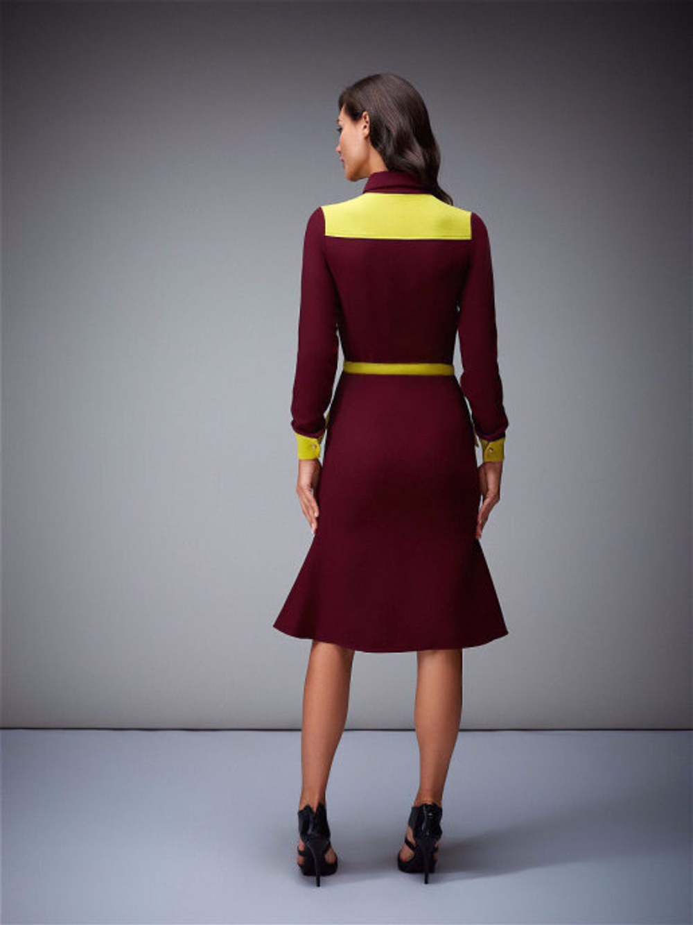 Платье с отложным воротничком бордовое с жёлтой отделкой 08-01-19FW