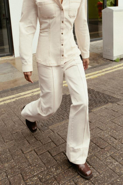 ZARA БРЮКИ BOOTCUT С ОТДЕЛОЧНОЙ СТРОЧКОЙ, ЭКРЮ