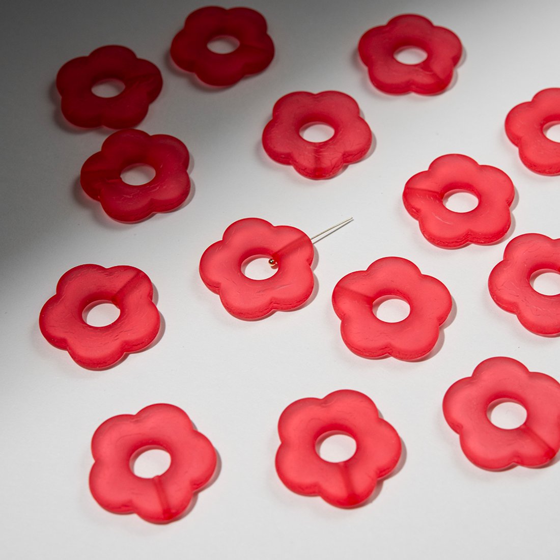 Подвеска "Незабудка", 26мм, матовый красный акрил