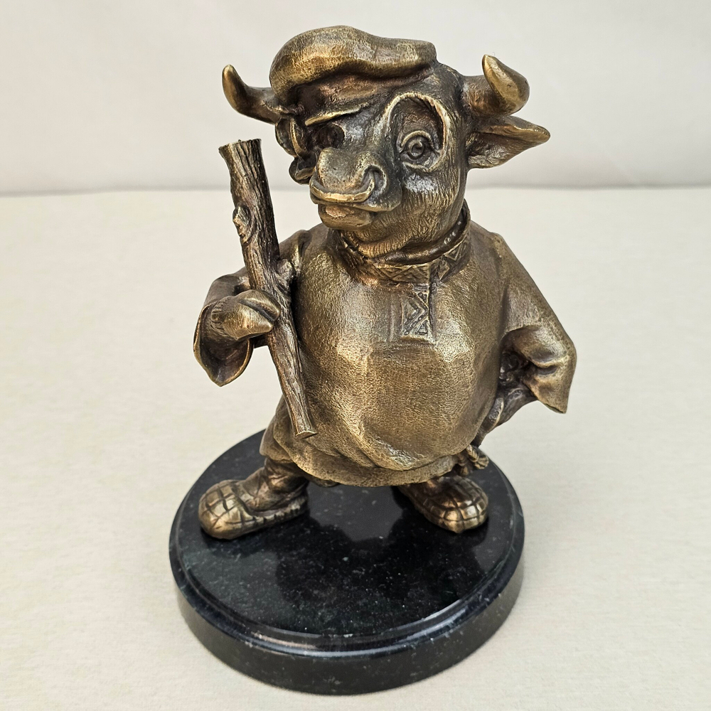 Бронзовая статуэтка "Бык с дубиной"