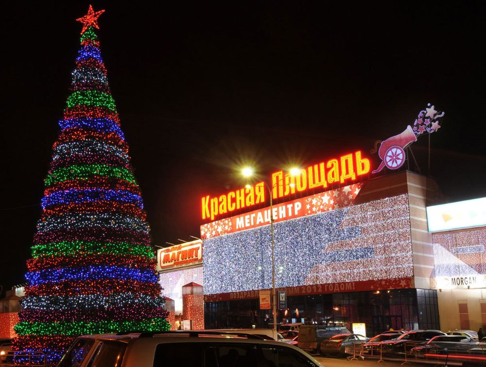 Светодинамическая елка каркасная - встроенная гирлянда цветная -"Уральская" 16 м