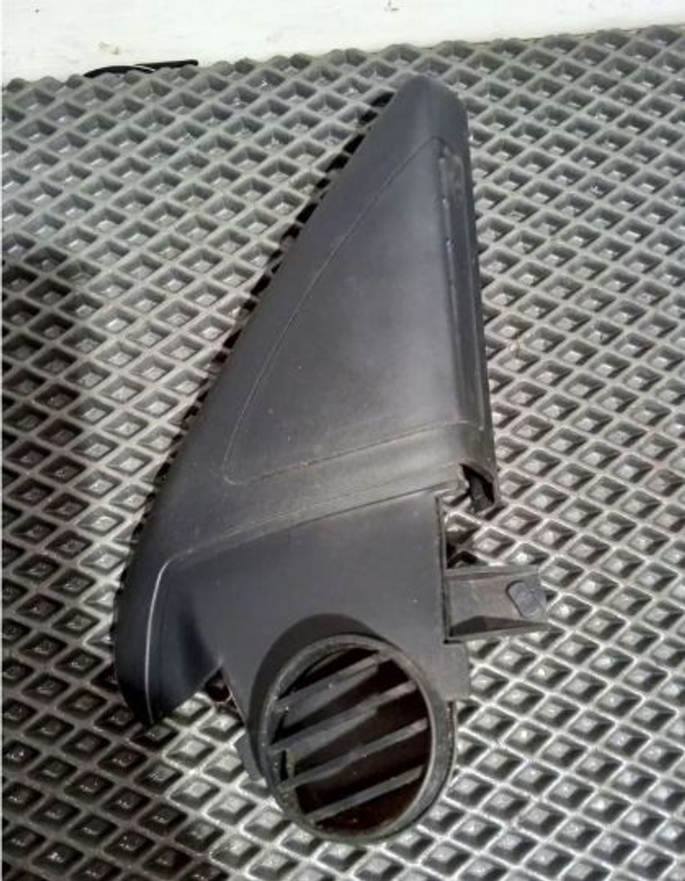 Уголок двери передний правый Skoda Octavia A5 Б/У