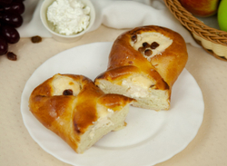 Булочка с творогом и изюмом