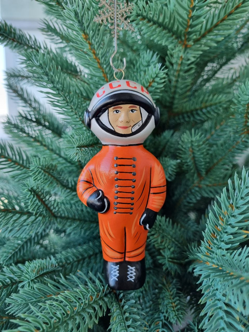 Игрушка фарфоровая космонавт