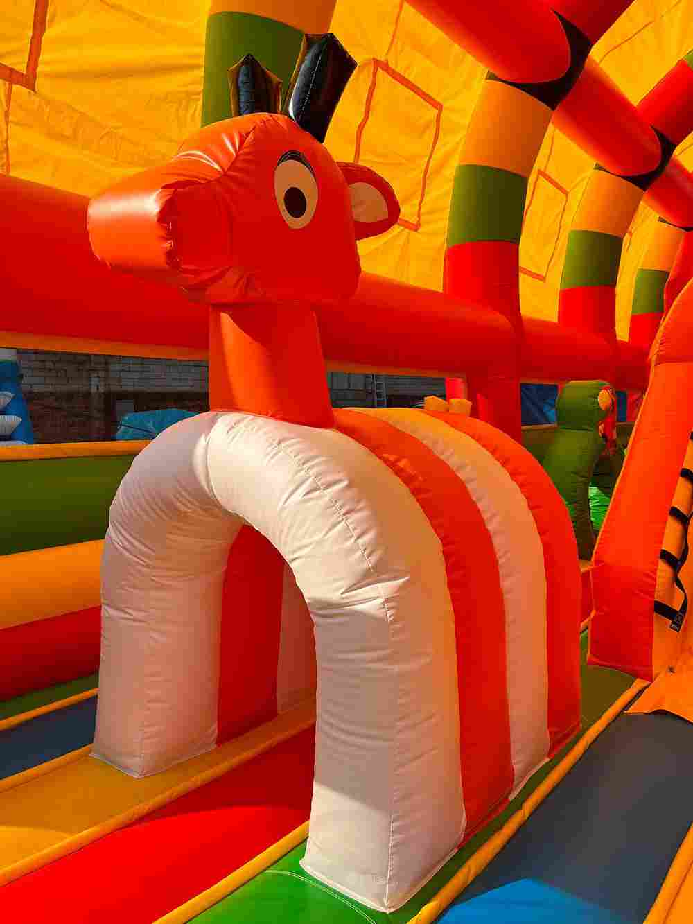 Коммерческий надувной батут «Страна Сафария 2» с крышей и двумя горками, 12*6*6 м