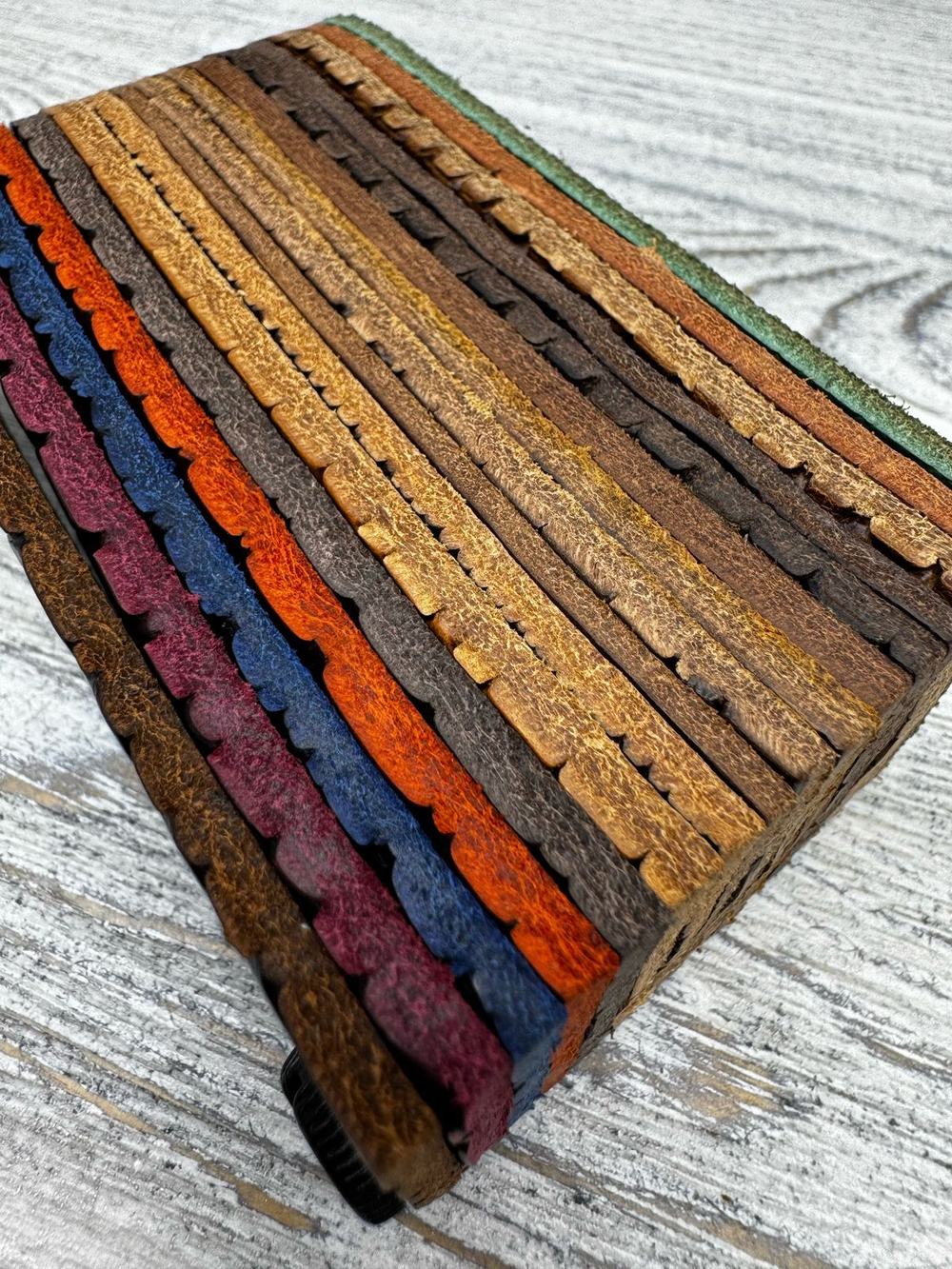 Каталог ременной кожи с тиснением (16 шт)