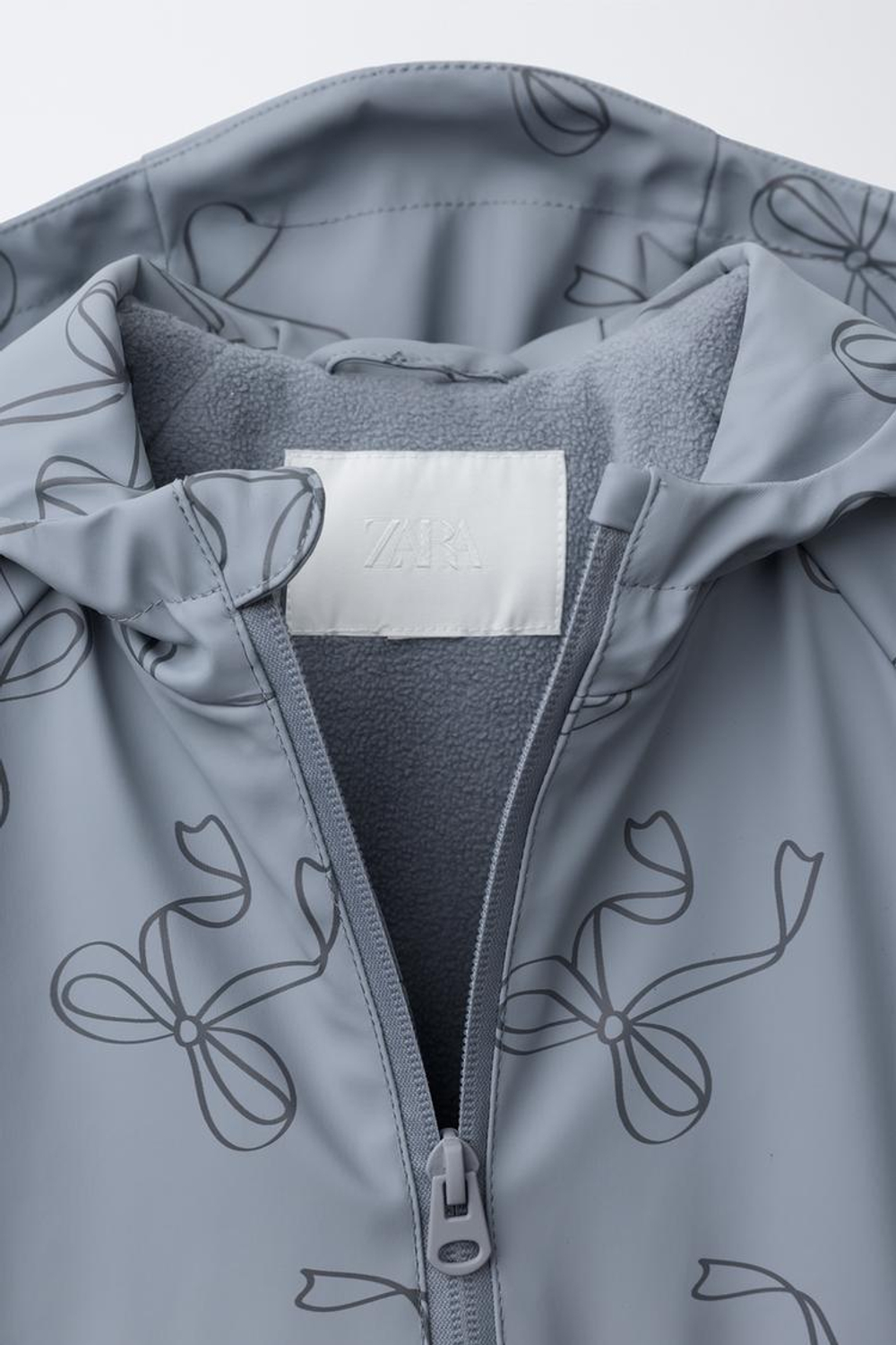 ZARA ПРОРЕЗИНЕННЫЙ ДОЖДЕВИК С ПРИНТОМ WATER RESISTANT, ВЫЦВЕТШИЙ СИНИЙ