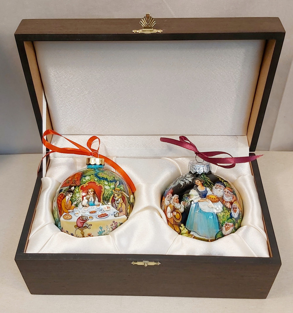 Набор новогодних шаров с полной росписью "Алиса в стране чудес" и  "Белоснежка и семь гномов"