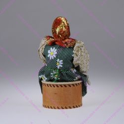 Сувенирная кукла на шкатулке Бабушка с ножницами