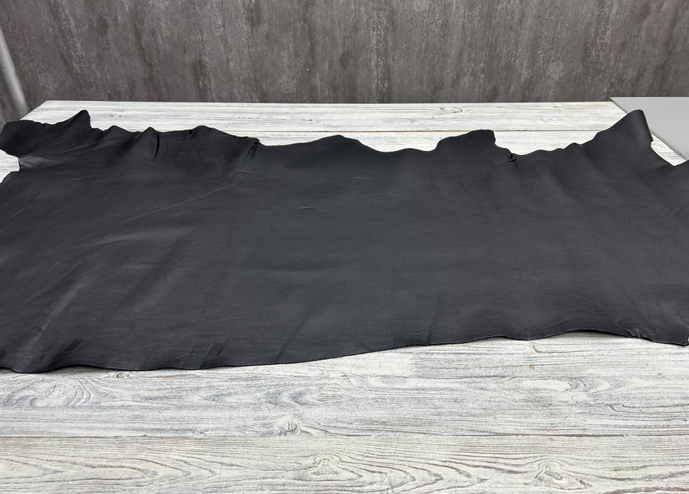 Фото целой кожи черного цвета с натуральным рисунком