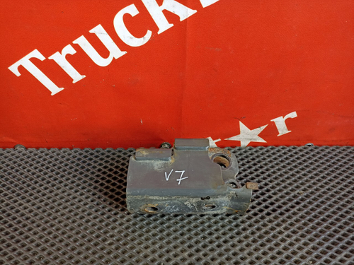 Кронштейн  усилителя переднего бампера правый