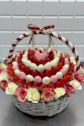 Корзина с клубникой в шоколаде и розами