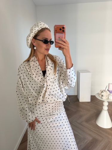 Блуза из атласа в горошек молочный