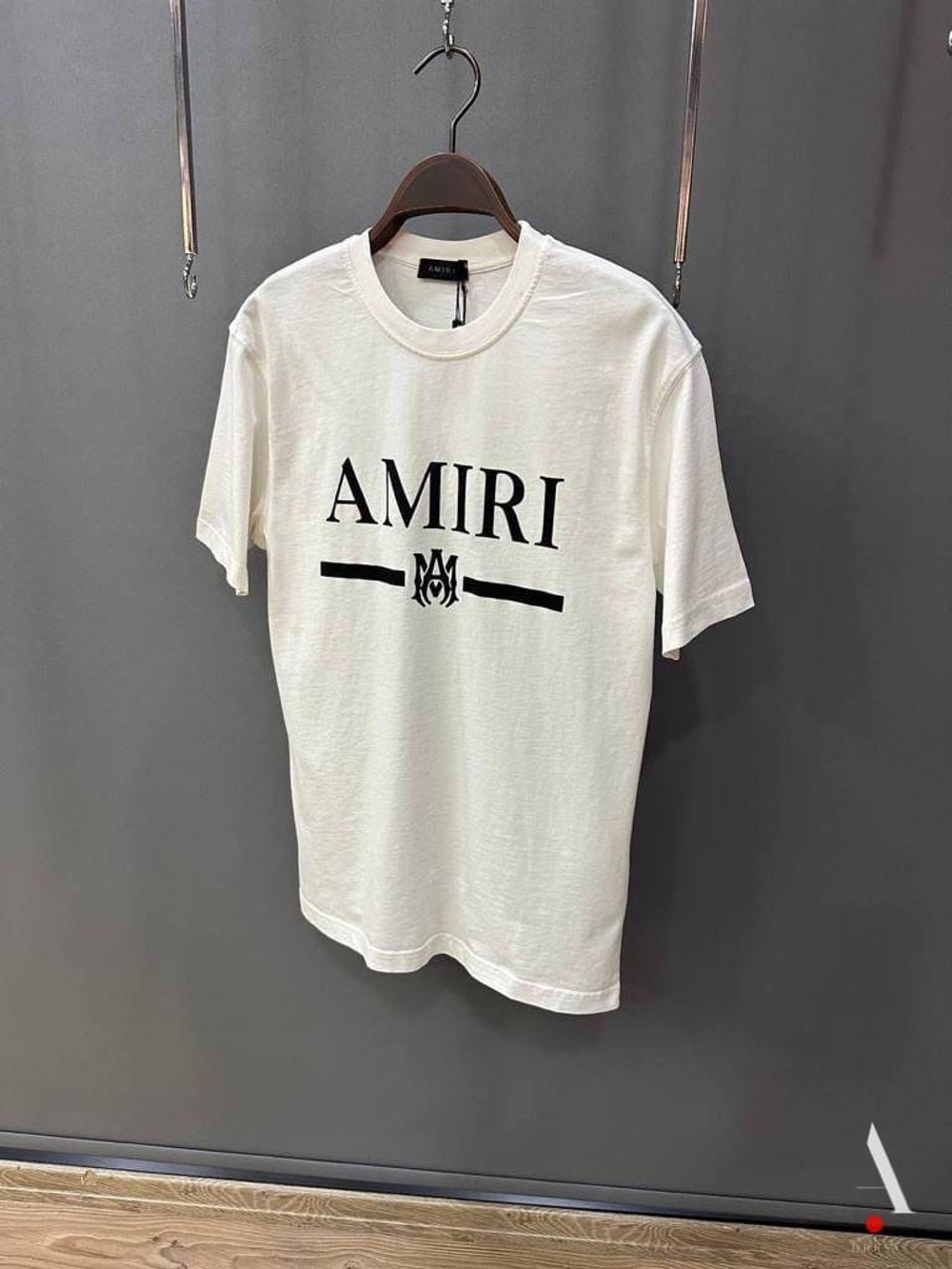 Футболка от бренда AMIRI