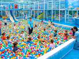 Сухой бассейн в детском центре: 10 игр, которые понравятся детям и увеличат загрузку зала