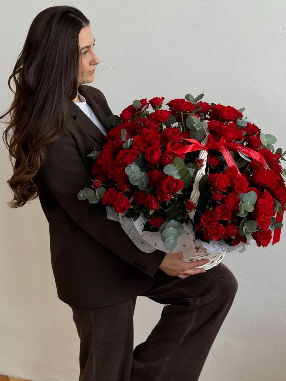 Цветочная корзина из красных кустовых роз и эвкалипта размер XL