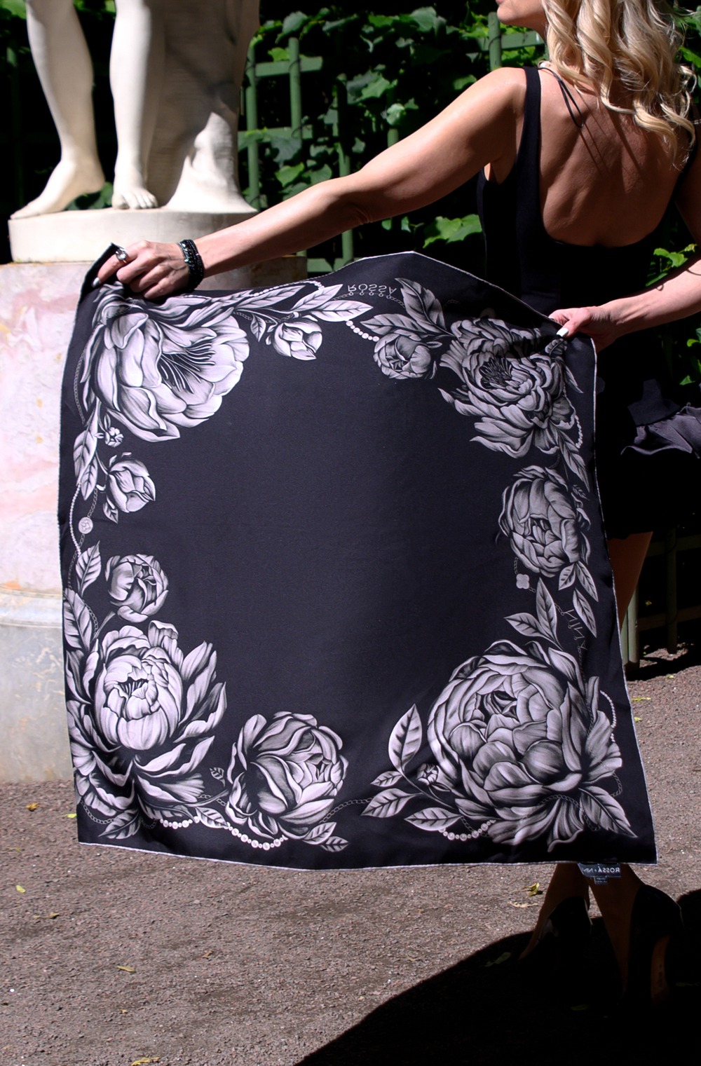 Платок «Пионы» черный/серая вуаль