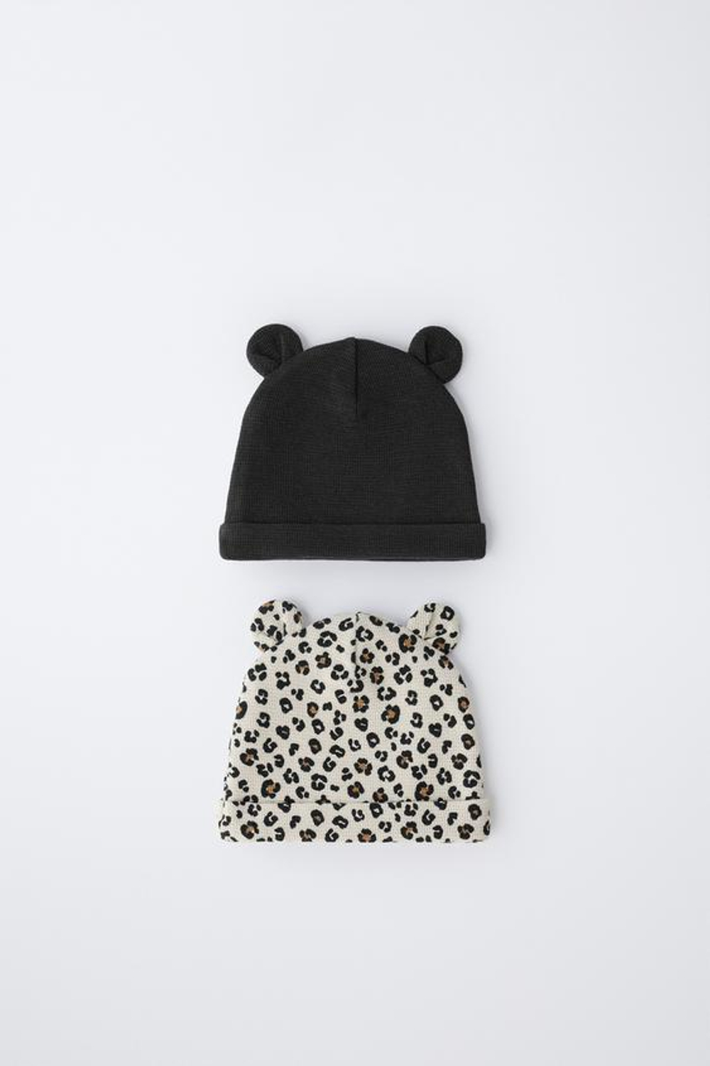 ZARA НАБОР ИЗ ДВУХ ВЯЗАНЫХ ШАПОК С АНИМАЛИСТИЧЕСКИМ ПРИНТОМ И УШКАМИ, ЭКРЮ