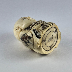 Статуэтка нэцкэ Ребенок Карако в японском кимоно