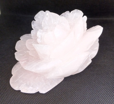 Цветок из розового кварца