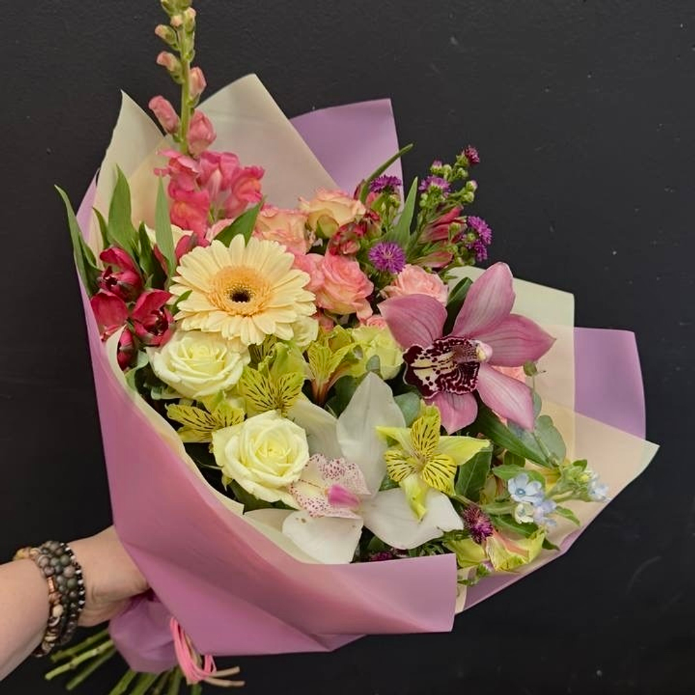 Букет из орхидей, герберы и альстромерий