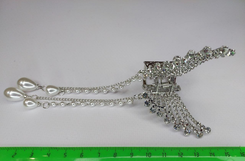 Заколка Краб. Бабочка  со стразами и жемчужными (имитация) подвесками. Цвет Серебро.