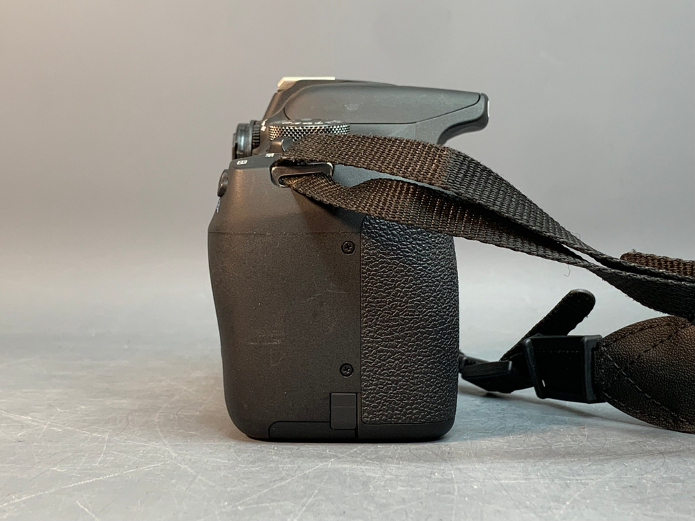 Canon 2000D Kit 18-55mm 3.5-5.6 IS II 8.000 кадров