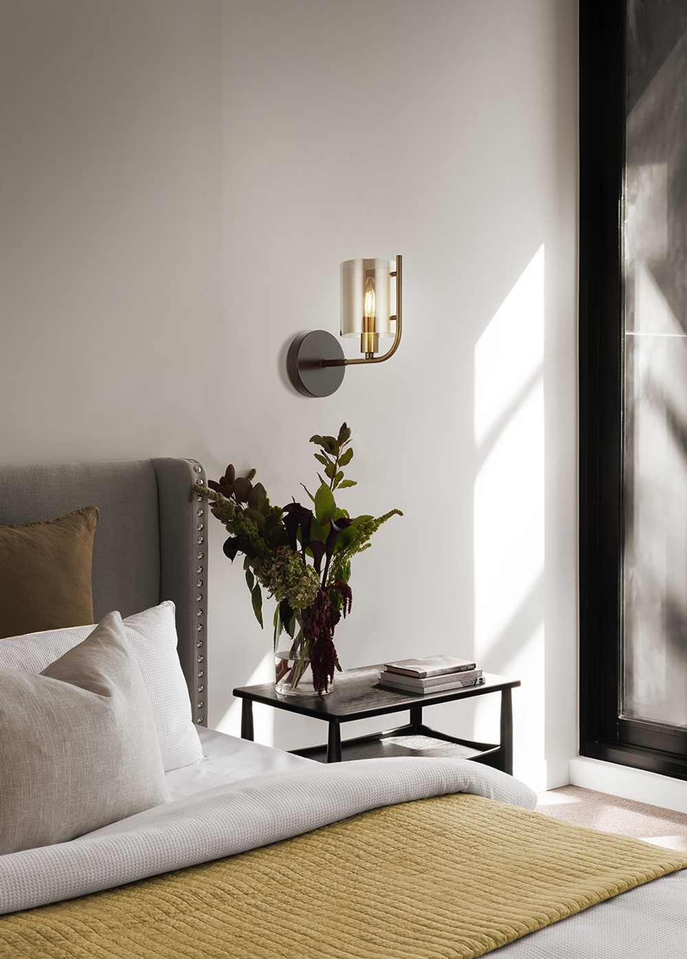 Настенный светильник 1х40Вт E14, металл/стекло, чёрный/золото/янтарный плафон