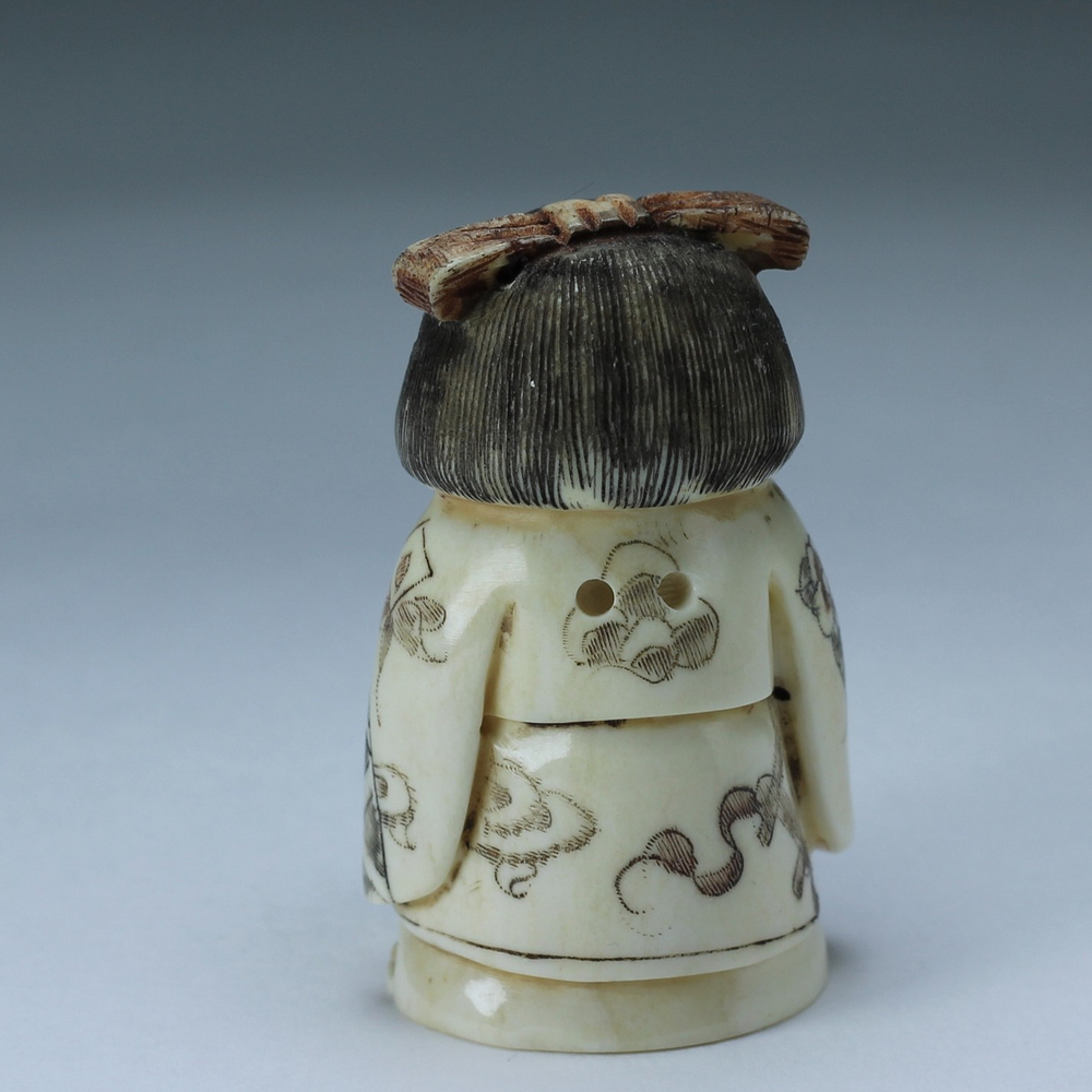 Нэцкэ Девочка с корзиной