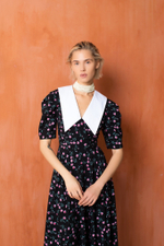 Платье с белым воротником