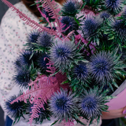 60. Запоминающийся сине-розовый букет с эрингиумом