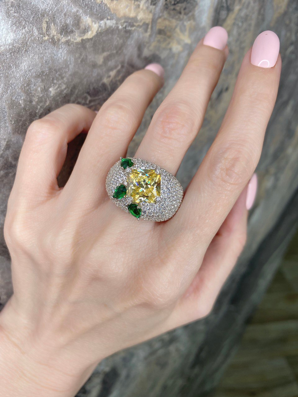 Серебряное кольцо с центральным желтым фианитом квадратной формы, зелеными фианитами в форме капли и прозрачными микрофианитами бриллиантовой огранки говорит о неординарности своей обладательницы. Это ювелирное изделие в виде ананаса подчеркнет ваш яркий стиль! Купить кольцо с центральным желтым фианитом квадратной формы, зелеными фианитами в форме капли и прозрачными микрофианитами бриллиантовой огранки вы можете недорого в нашем ювелирном магазине. Изделие выполнено из качественного серебра 925-й пробы. Украшение доставляется как по Москве, так и в любой регион России.