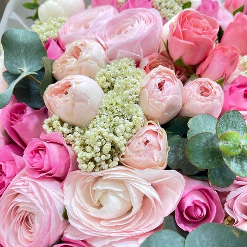 Роскошный авторский букет из ранункулюсов и кустовых роз Мэнсфилд Парк. Авторский букет 005 Chalet Green