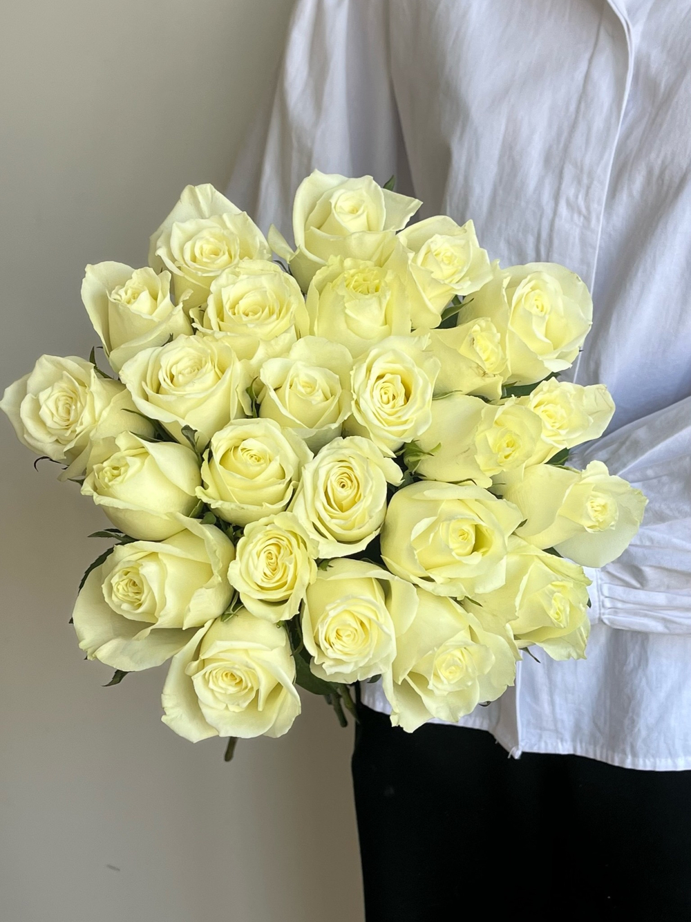 Букет из белой розы (40см) 25 шт под ленту