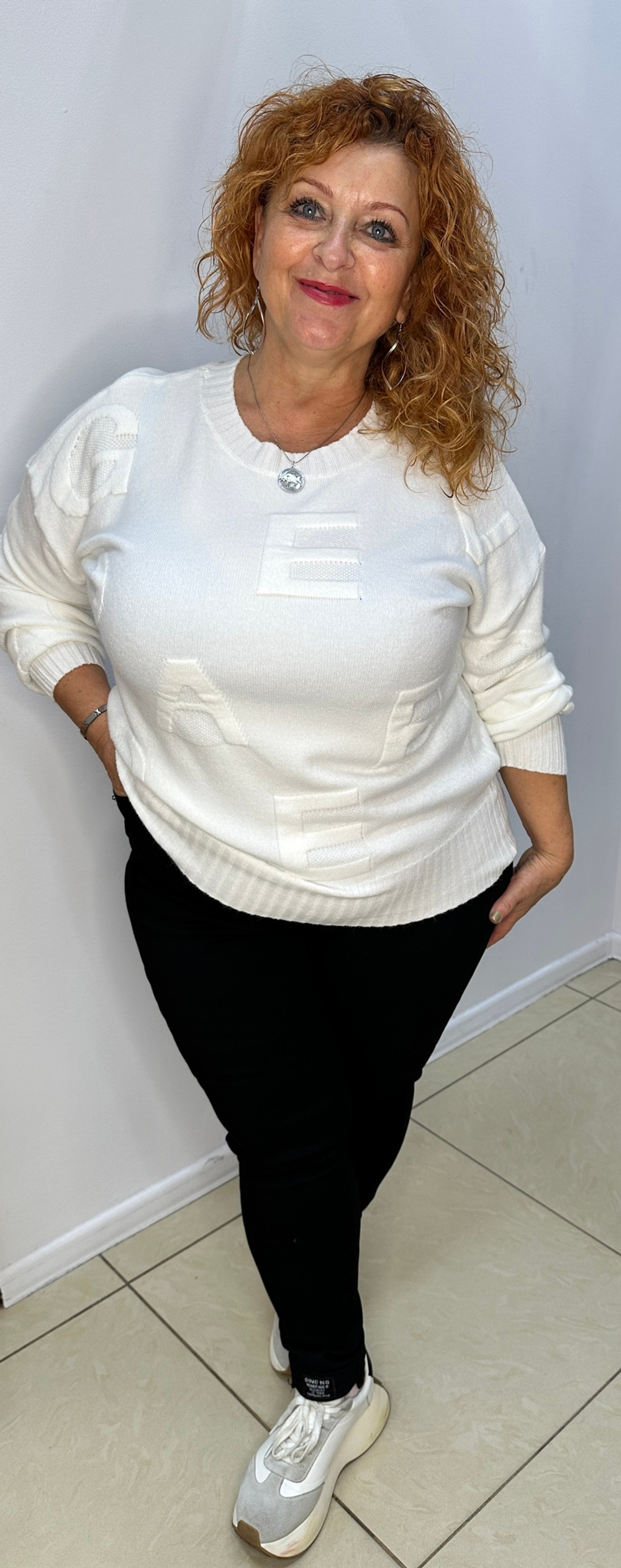 Белый джемпер с латинскими буквами