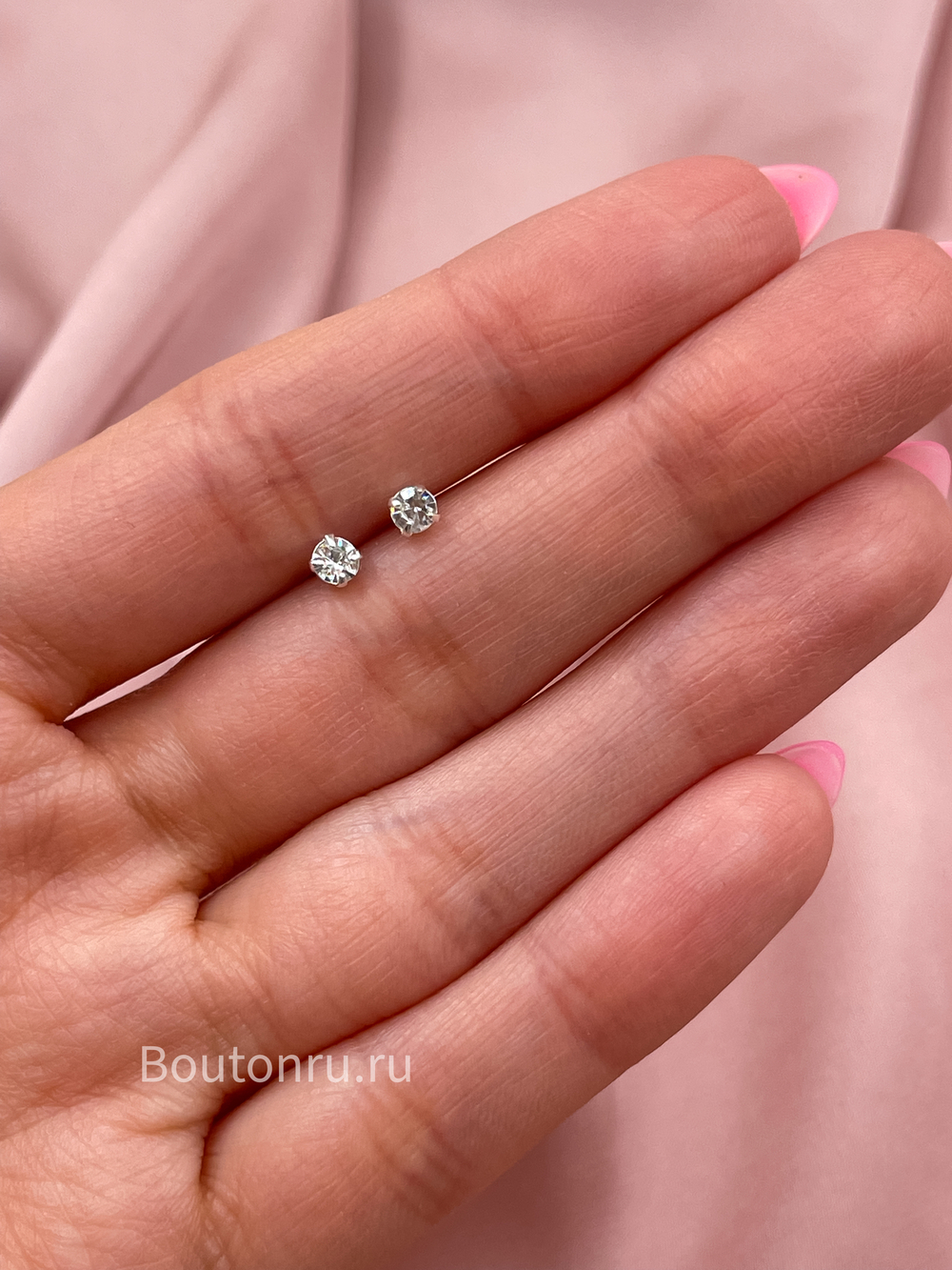 Серьги гвоздики серебристые  со стразом