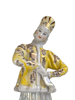 Фарфоровая статуэтка "Лебёдушка" в желтой шубке (Дулево)