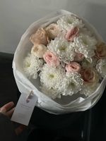 Авторский букет из хризантемы, кустовых пионовидных и классических роз