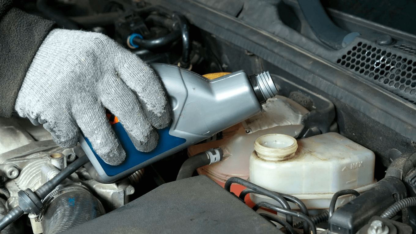 Как правильно менять тормозную жидкость?