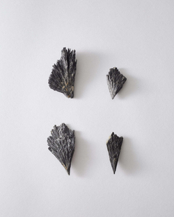 Черный Кианит