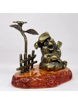 Бронзовая статуэтка на янтаре